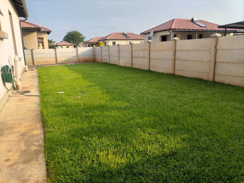 Modern 3-Bedroom Unit in Secure Complex - Photo 2