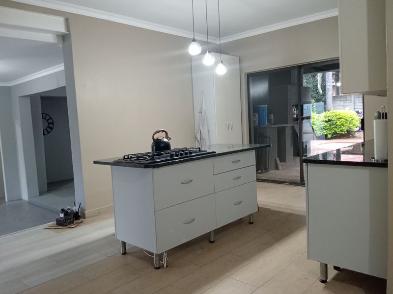 Newly Renovated Modern Four Bedroom House to let in Cashan - Photo 3