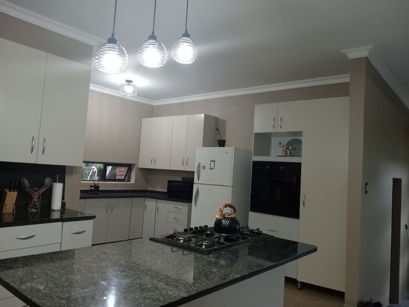 Newly Renovated Modern Four Bedroom House to let in Cashan - Photo 2