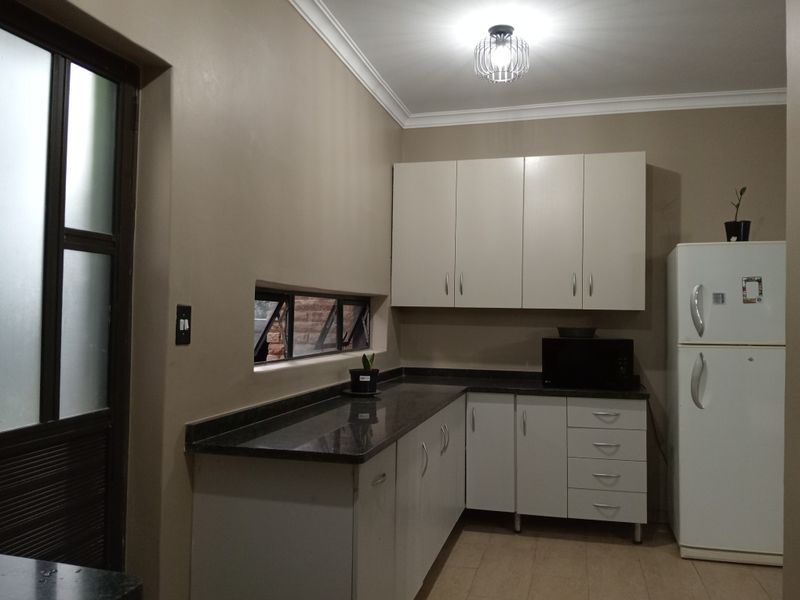 Newly Renovated Modern Four Bedroom House to let in Cashan - Photo 4