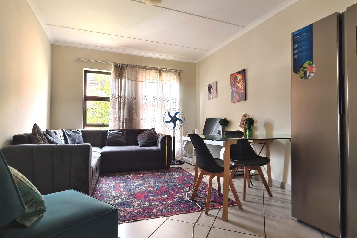 Elegant 2 Bedroom Apartment with En-Suite and Expansive Open Plan Living Space - Photo 2