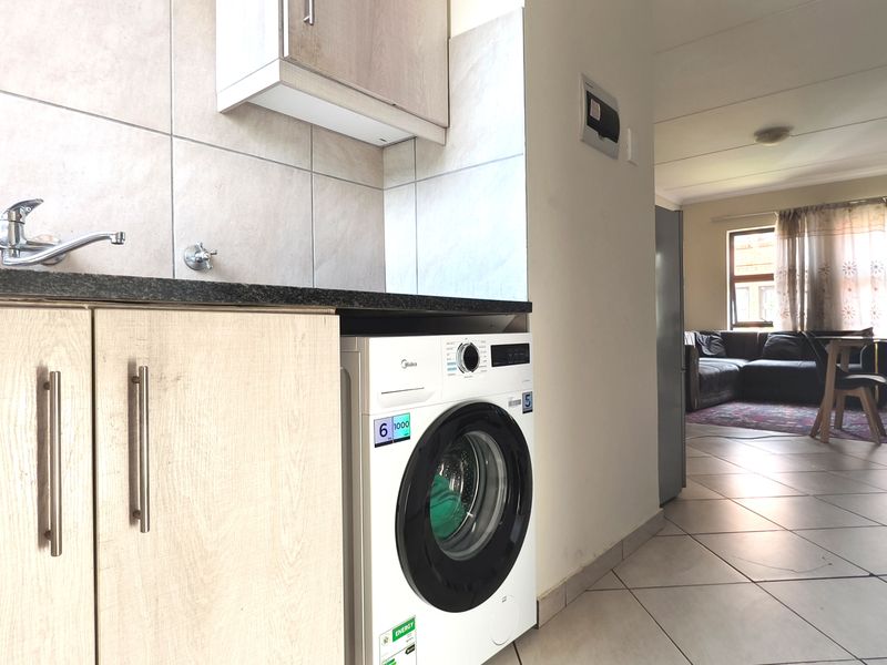 Elegant 2 Bedroom Apartment with En-Suite and Expansive Open Plan Living Space - Photo 9