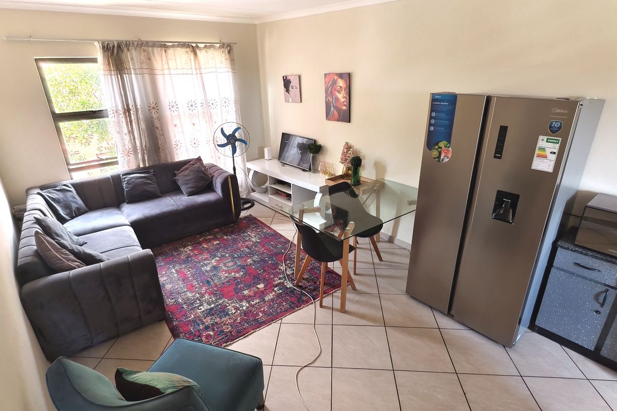 Elegant 2 Bedroom Apartment with En-Suite and Expansive Open Plan Living Space - Photo 3