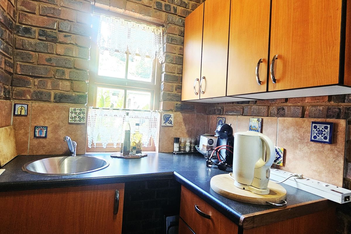Spacious Family Home & Entertainer’s Dream in Sought-After Wierda Park - Photo 5