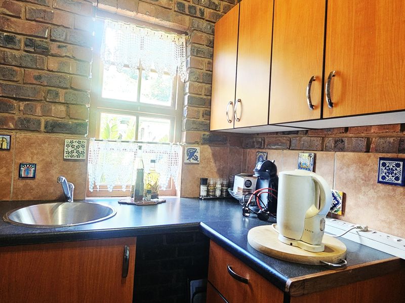 Spacious Family Home & Entertainer’s Dream in Sought-After Wierda Park - Photo 5