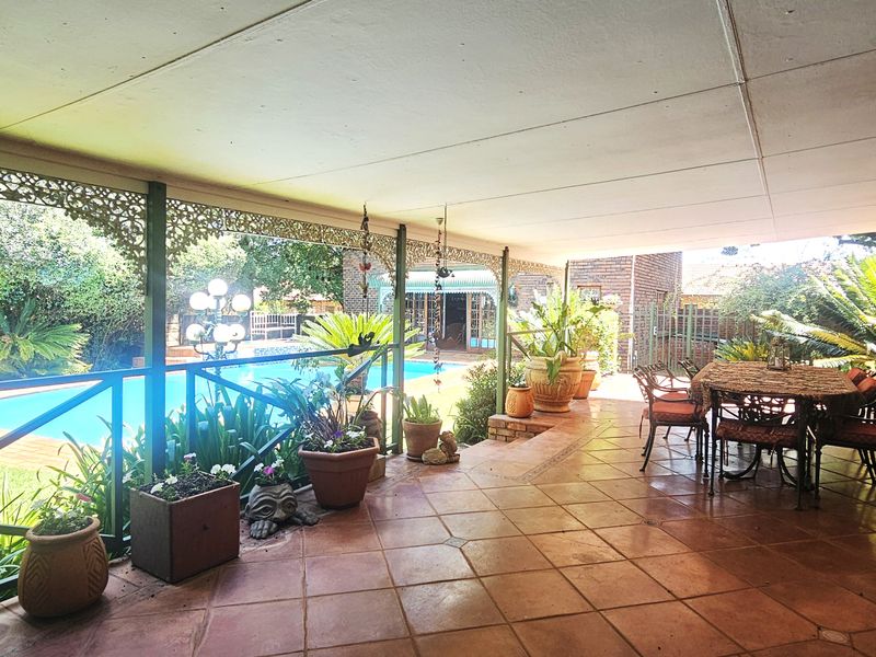 Spacious Family Home & Entertainer’s Dream in Sought-After Wierda Park - Photo 9