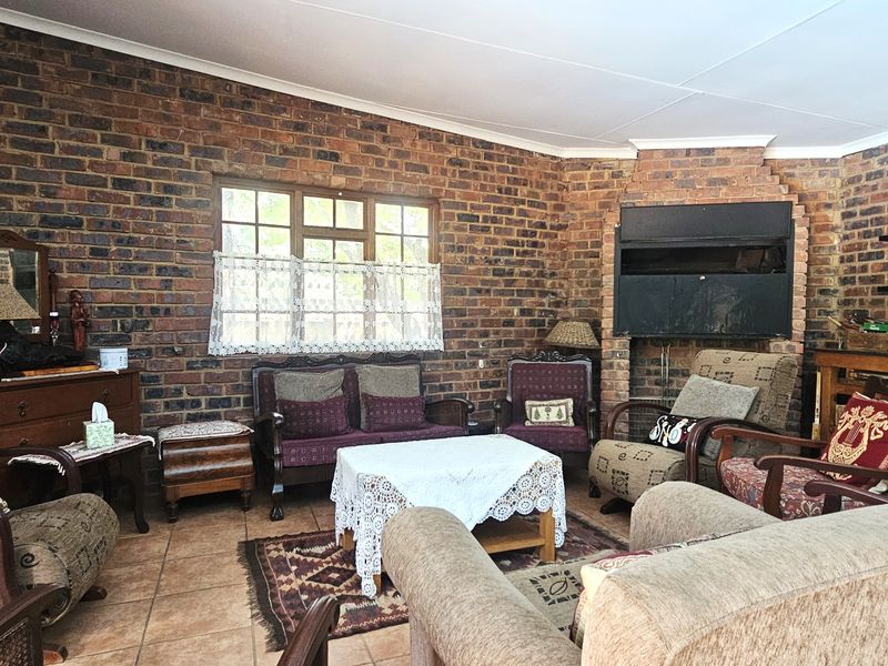 Spacious Family Home & Entertainer’s Dream in Sought-After Wierda Park - Photo 3