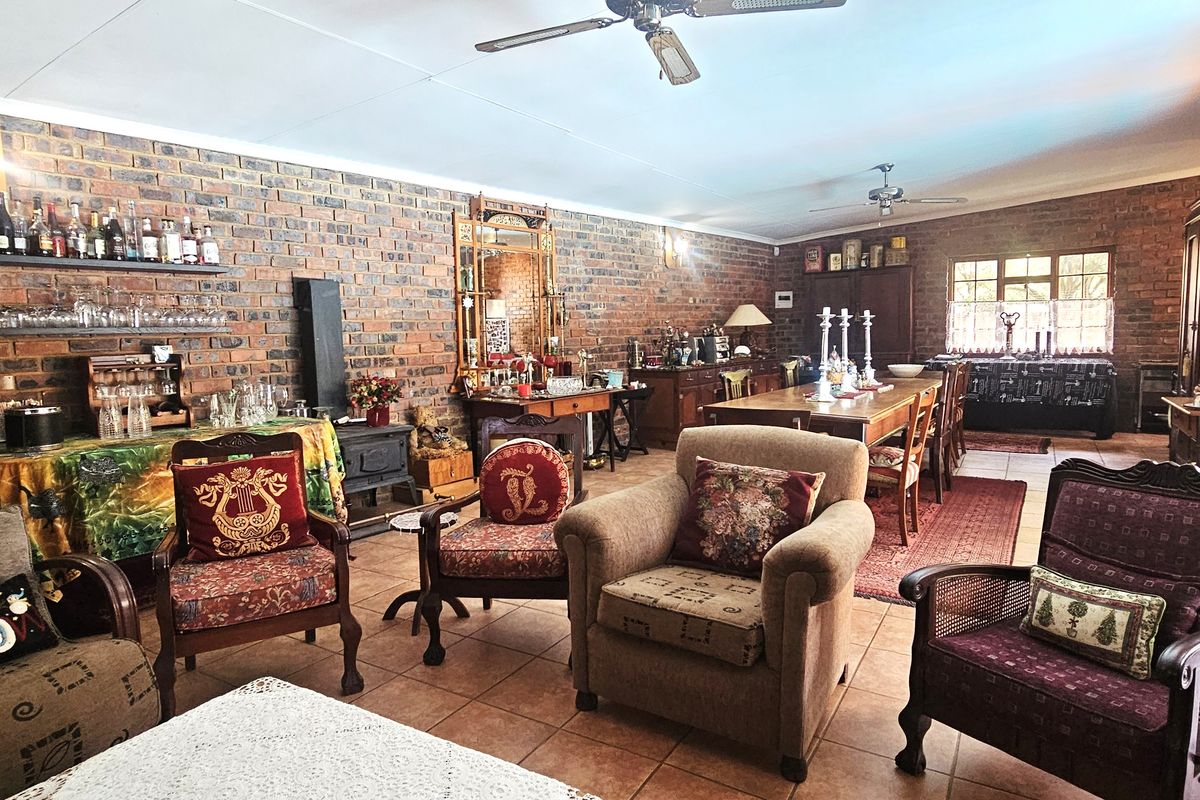Spacious Family Home & Entertainer’s Dream in Sought-After Wierda Park - Photo 4