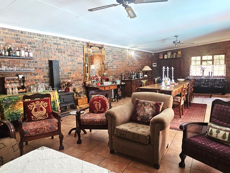 Spacious Family Home & Entertainer’s Dream in Sought-After Wierda Park - Photo 4