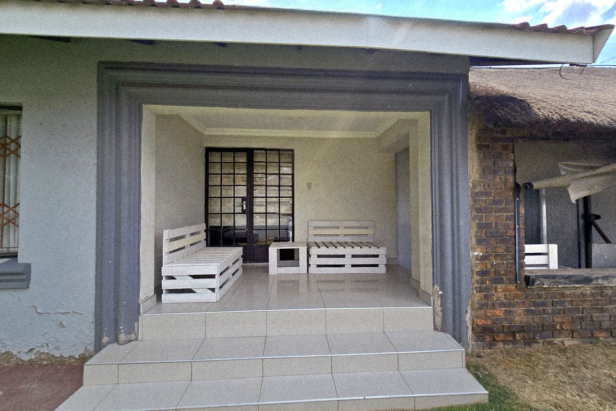 Charming 3-bedroom house for sale in Duvha Park, Witbank – perfect for families seeking comfort! - Photo 3