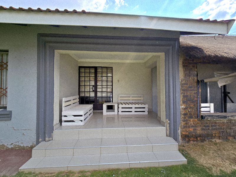 Charming 3-bedroom house for sale in Duvha Park, Witbank – perfect for families seeking comfort! - Photo 3