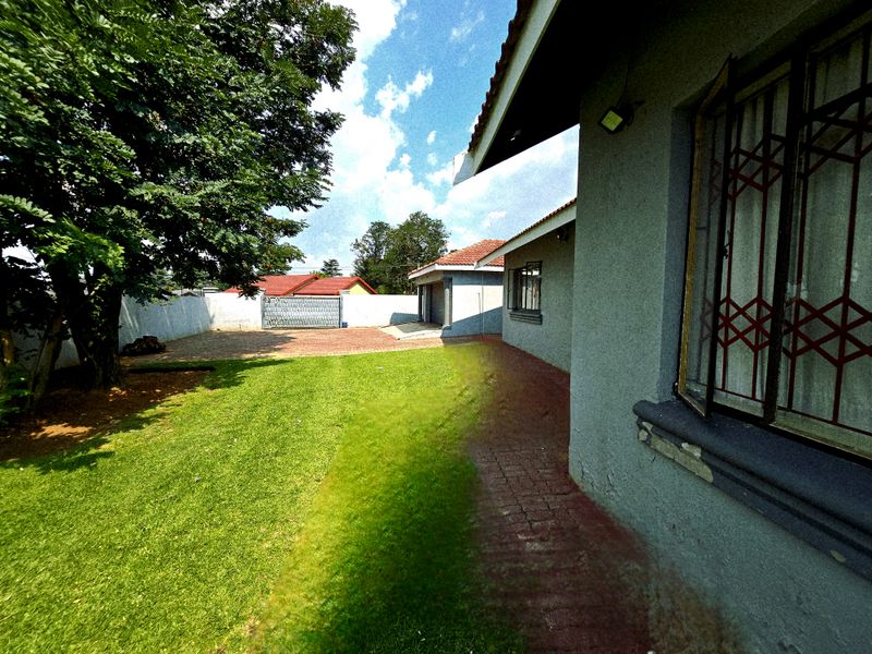Charming 3-bedroom house for sale in Duvha Park, Witbank – perfect for families seeking comfort! - Photo 9