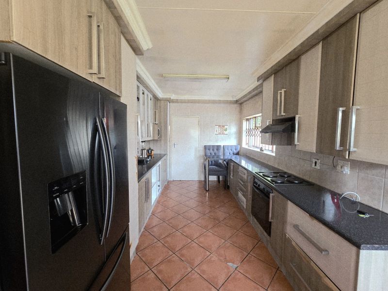 Charming 3-bedroom house for sale in Duvha Park, Witbank – perfect for families seeking comfort! - Photo 6