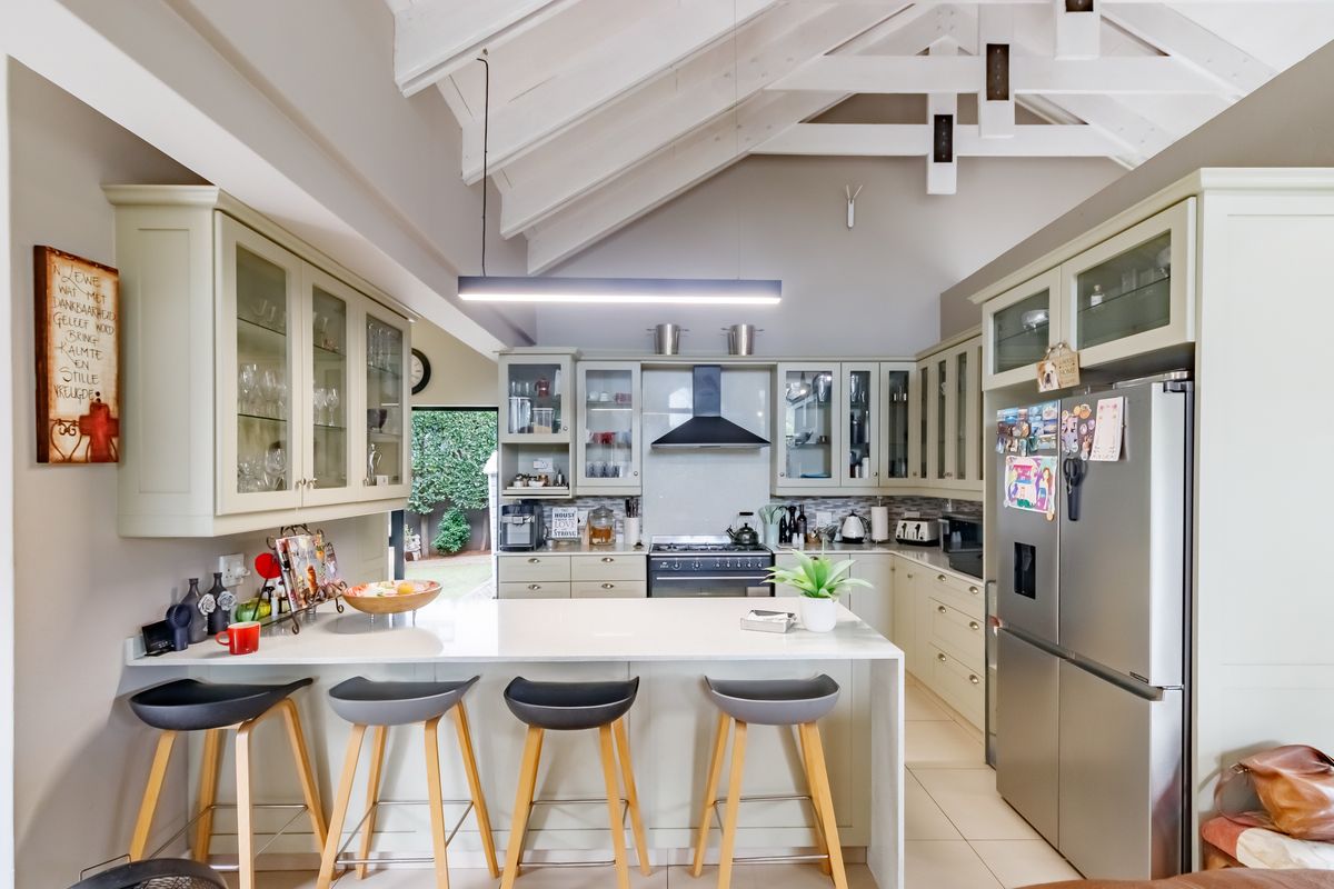 Where Effortless Living Meets Family Comfort - Photo 5