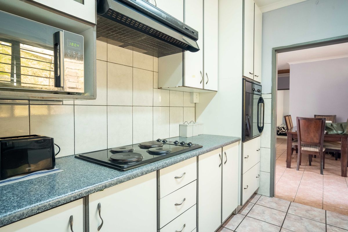 Spacious Family Home in Peaceful Doonheights - Photo 5