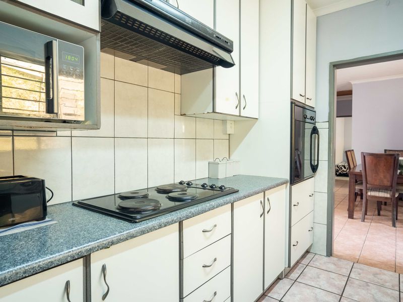 Spacious Family Home in Peaceful Doonheights - Photo 5