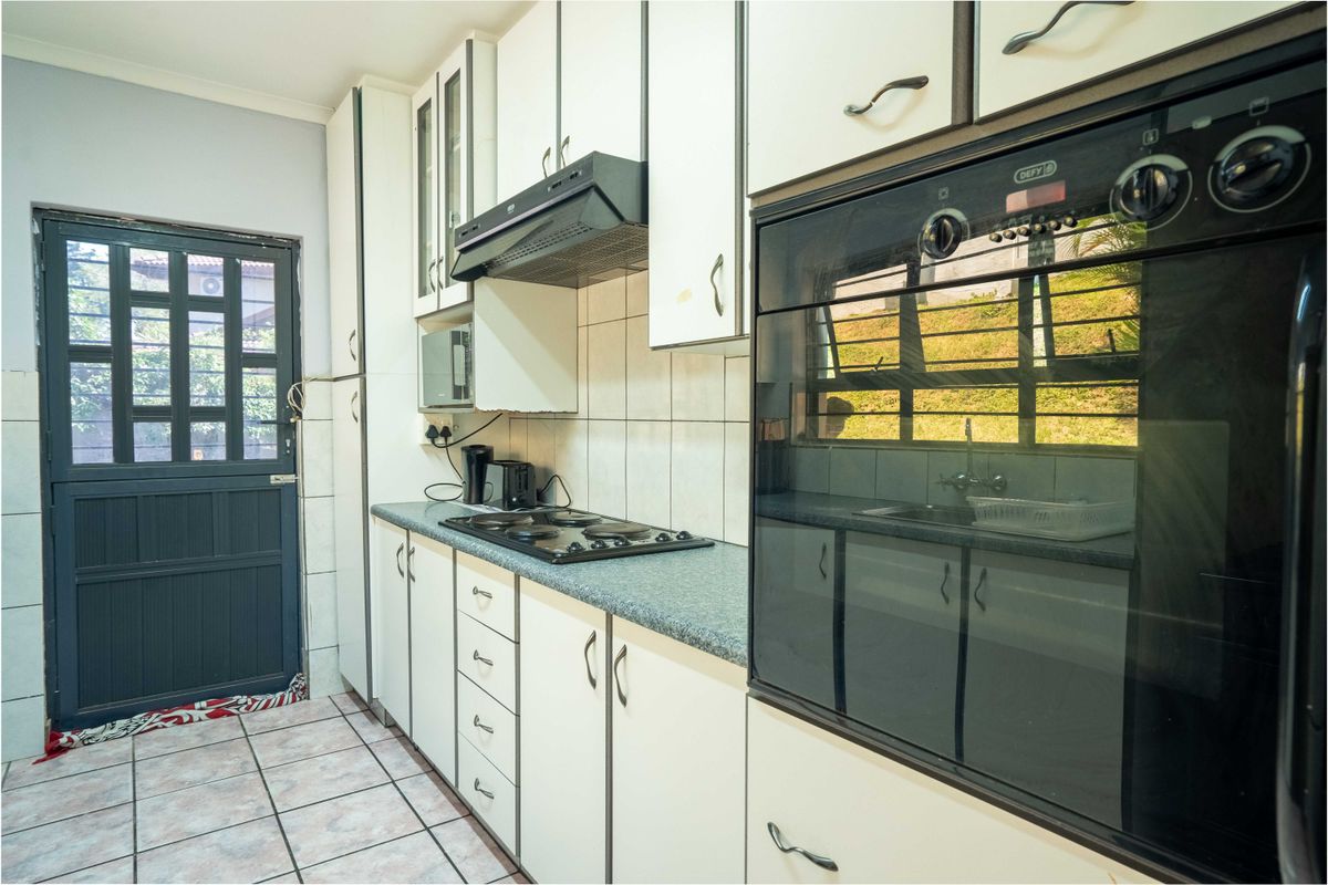 Spacious Family Home in Peaceful Doonheights - Photo 4