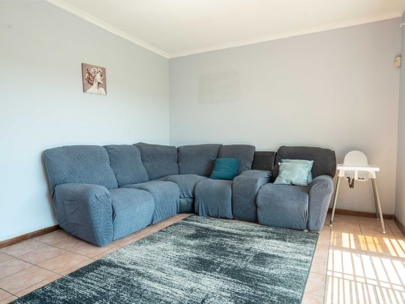 Spacious Family Home in Peaceful Doonheights - Photo 7