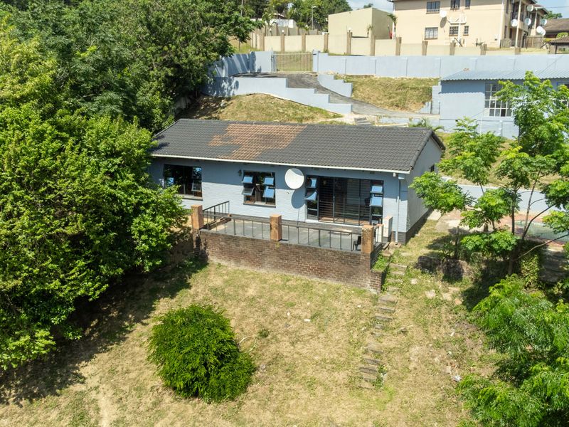 Spacious Family Home in Peaceful Doonheights - Photo 2