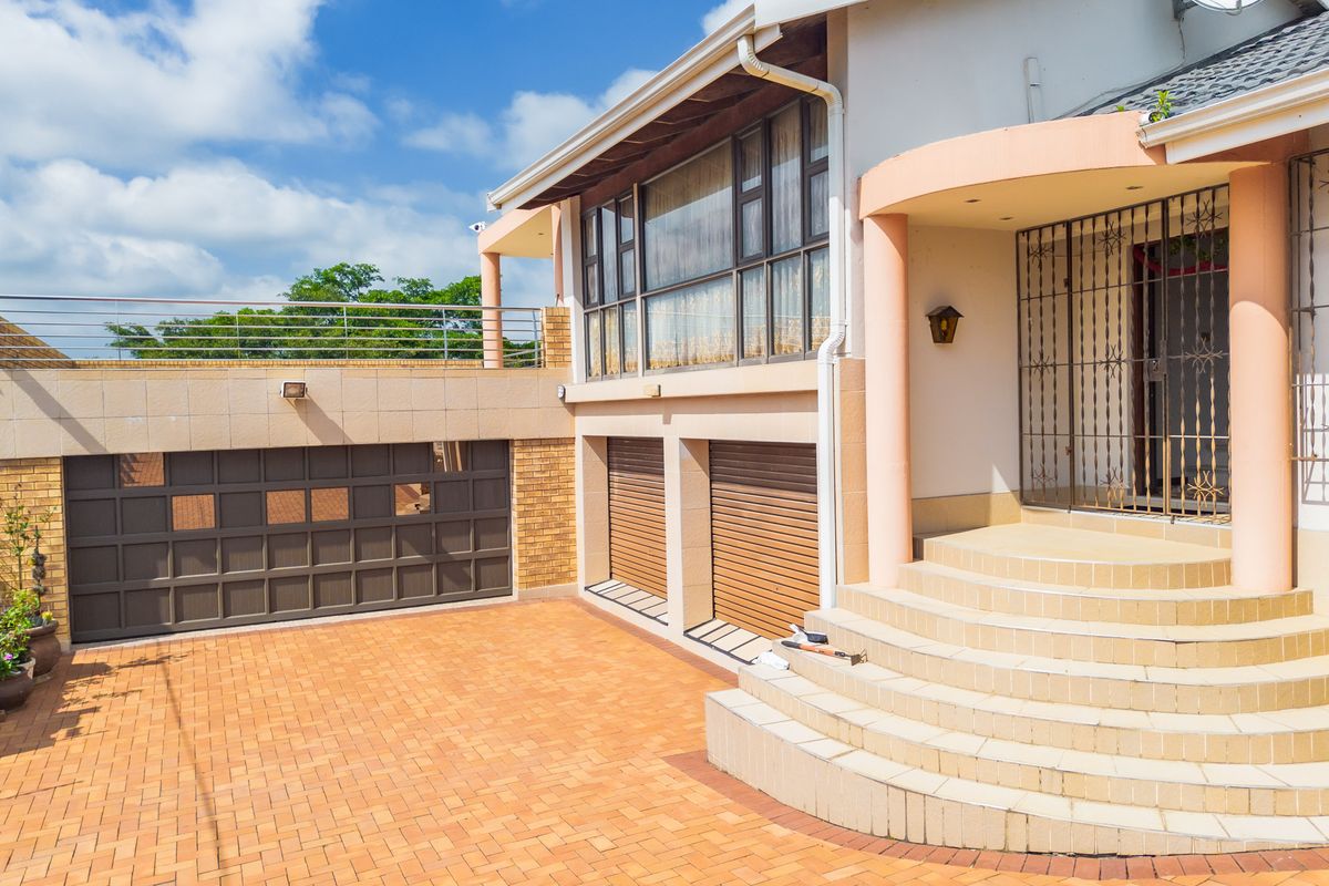 Luxury, Space & Entertainment — An Exceptional 4-Bedroom Mansion Built to Impress - Photo 5