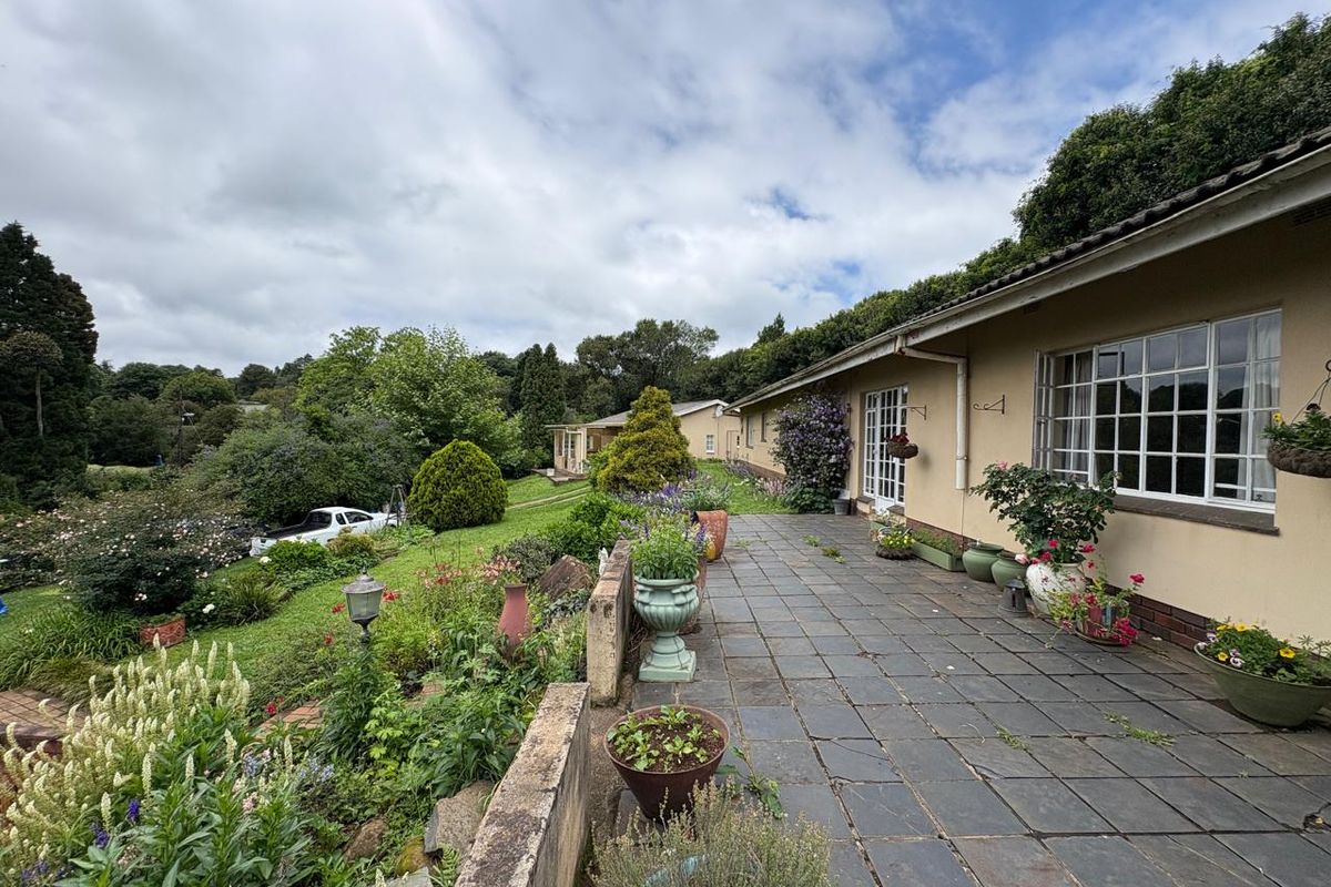 Modest home in the heart of Hilton with a generous sized cottage - Photo 2