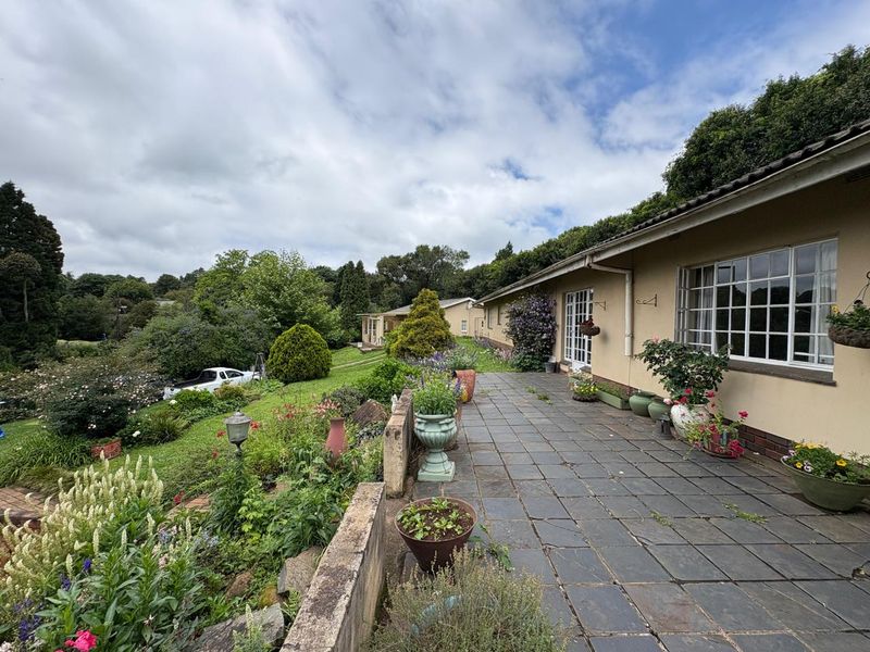 Modest home in the heart of Hilton with a generous sized cottage - Photo 2