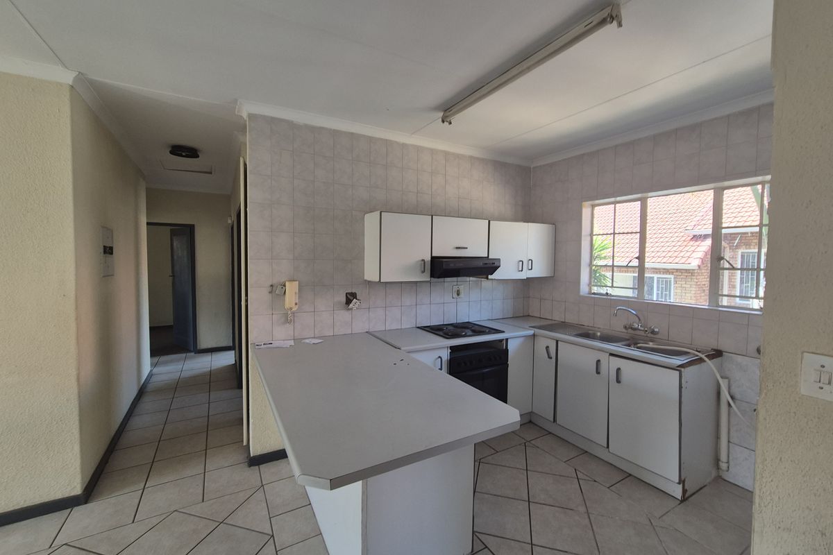 Spacious Townhouse Brimming with Potential - Photo 4