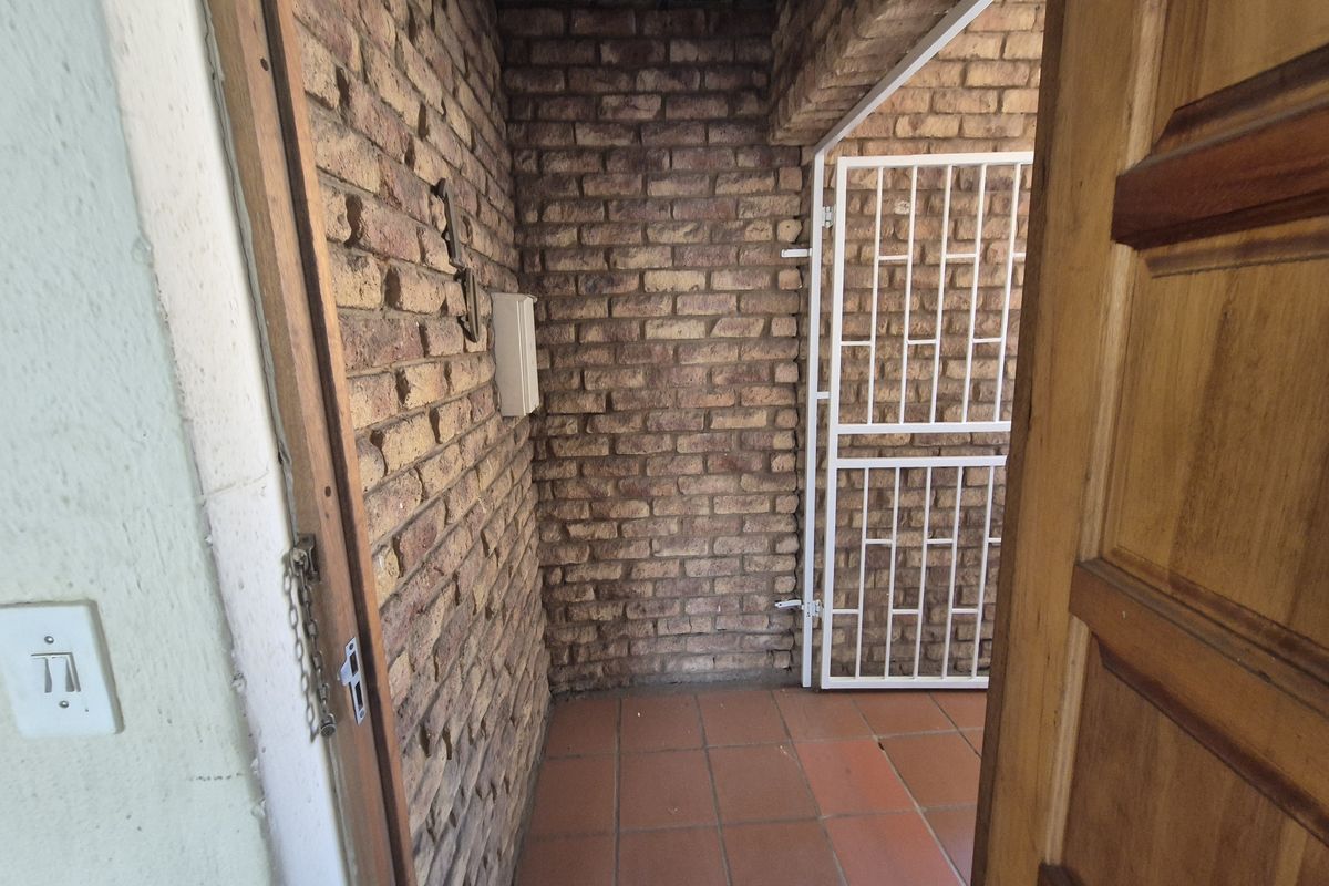 Spacious Townhouse Brimming with Potential - Photo 2