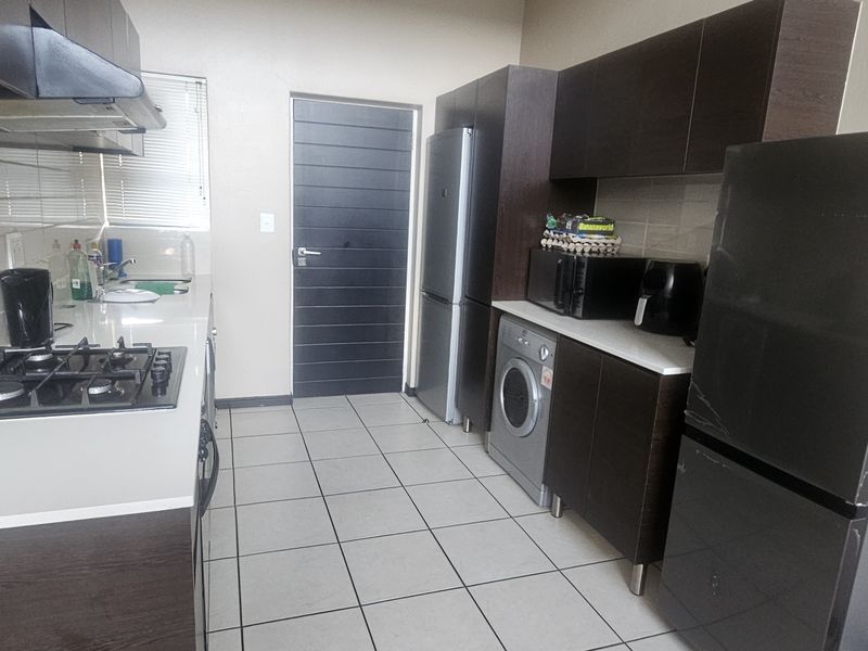 Top-Floor Gem with High Ceilings - Photo 4