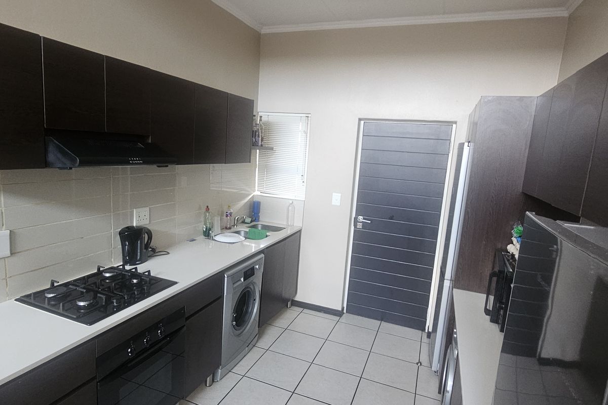 Top-Floor Gem with High Ceilings - Photo 5