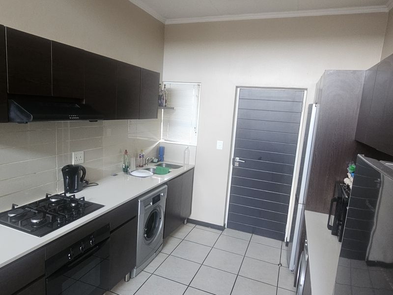 Top-Floor Gem with High Ceilings - Photo 5