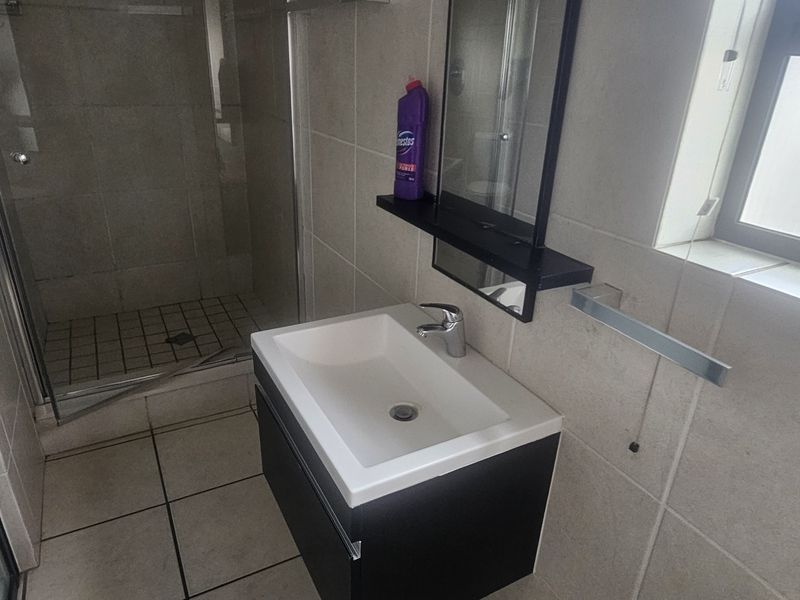 Top-Floor Gem with High Ceilings - Photo 9