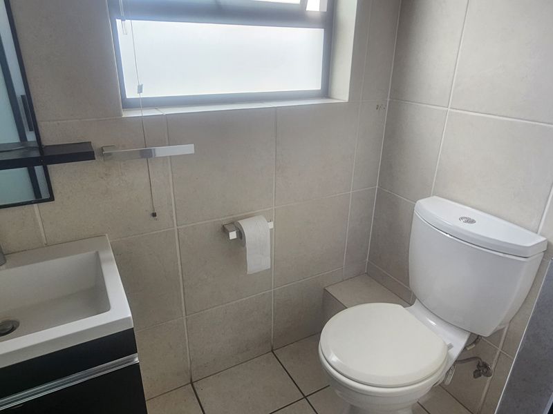 Top-Floor Gem with High Ceilings - Photo 8