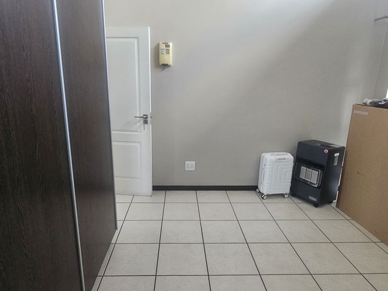 Top-Floor Gem with High Ceilings - Photo 7