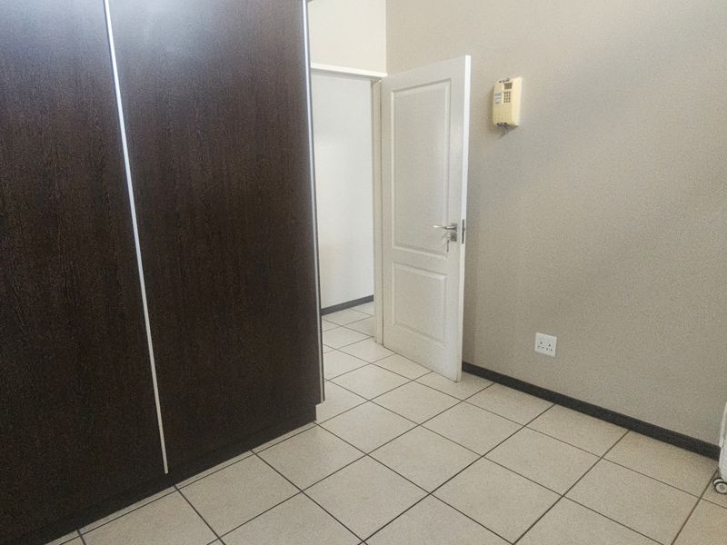 Top-Floor Gem with High Ceilings - Photo 6