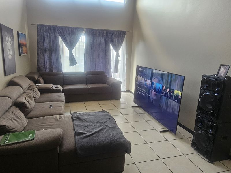 Top-Floor Gem with High Ceilings - Photo 2