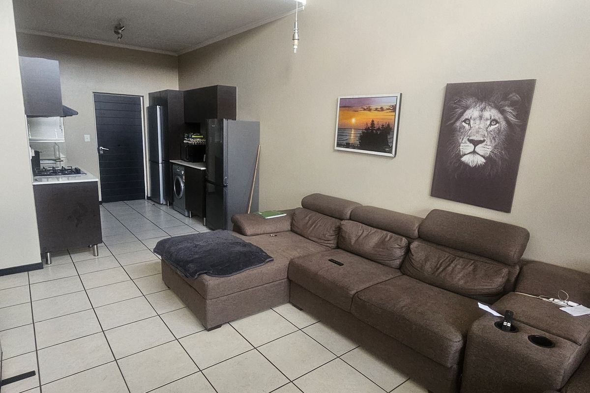 Top-Floor Gem with High Ceilings - Photo 3