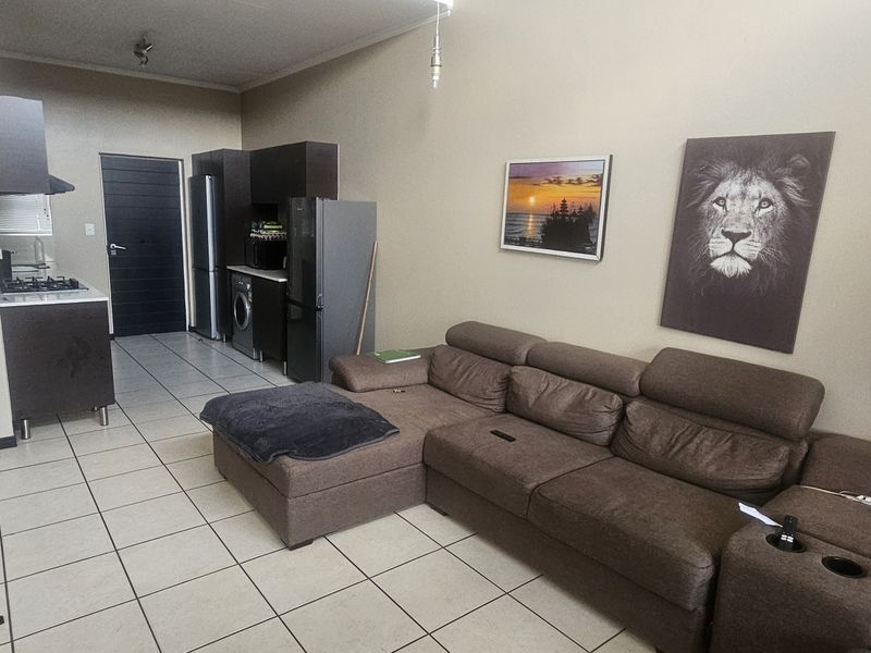 Top-Floor Gem with High Ceilings - Photo 3