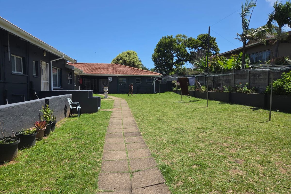 Conveniently Located 2 Bedroom Flat In A Small Complex - Photo 2