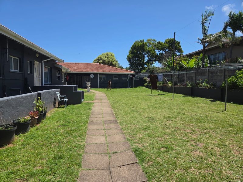 Conveniently Located 2 Bedroom Flat In A Small Complex - Photo 2