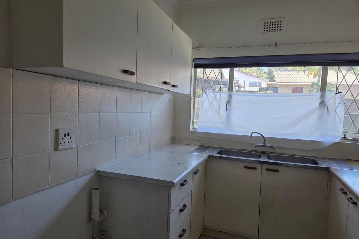 Conveniently Located 2 Bedroom Flat In A Small Complex - Photo 5