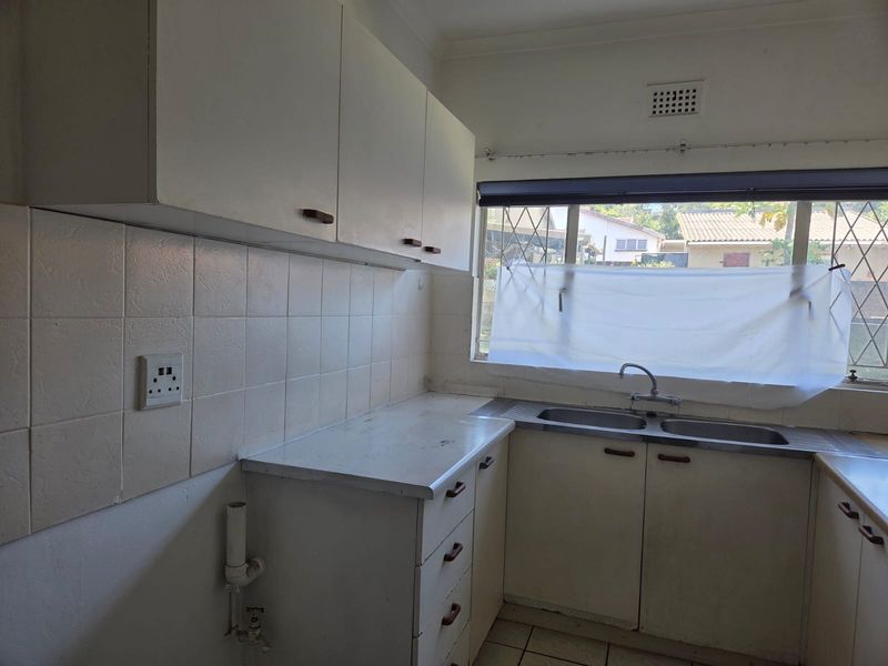 Conveniently Located 2 Bedroom Flat In A Small Complex - Photo 5