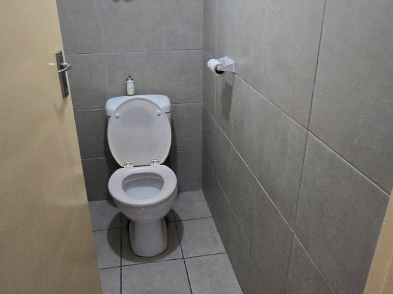 Conveniently Located 2 Bedroom Flat In A Small Complex - Photo 10