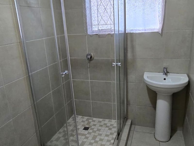 Conveniently Located 2 Bedroom Flat In A Small Complex - Photo 9