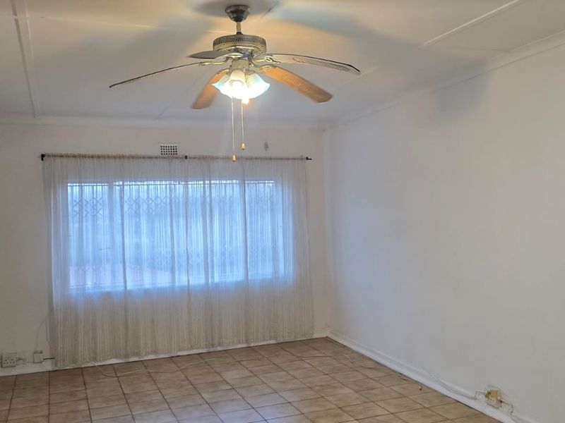 Conveniently Located 2 Bedroom Flat In A Small Complex - Photo 8