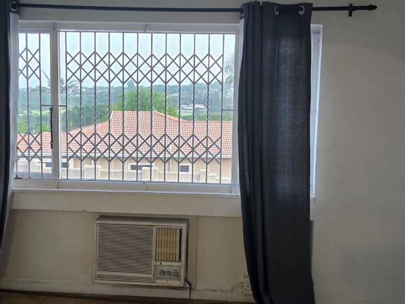 Conveniently Located 2 Bedroom Flat In A Small Complex - Photo 6