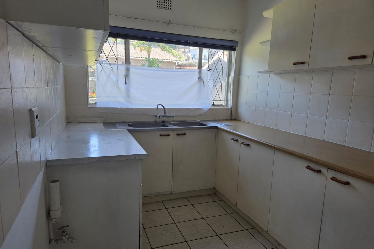 Conveniently Located 2 Bedroom Flat In A Small Complex - Photo 4