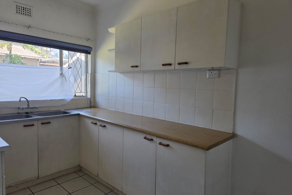 Conveniently Located 2 Bedroom Flat In A Small Complex - Photo 3