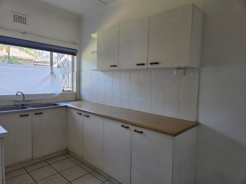 Conveniently Located 2 Bedroom Flat In A Small Complex - Photo 3