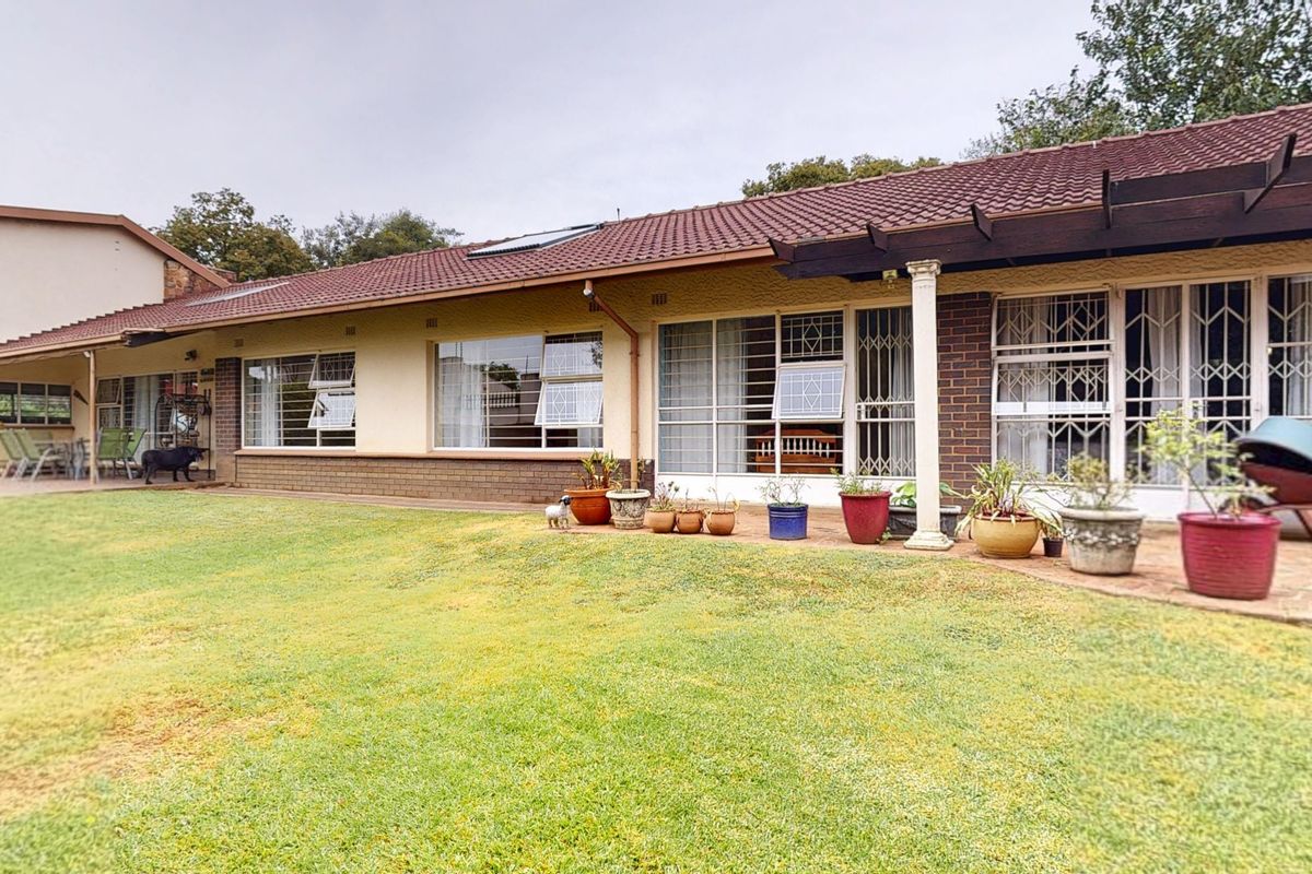 Five-Bedroom Family Home with Exceptional Space & Light - Photo 3